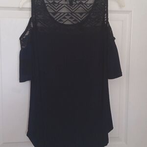 Small cold shoulder navy top. EUC.
